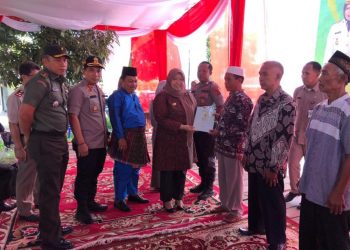 Bupati Muaro Jambi Beri Sertifikat Gratis ke Masyarakat Desa Tangkit