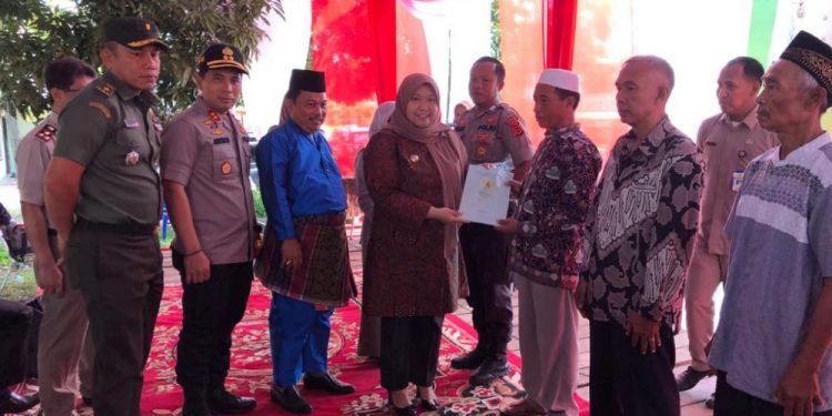 Bupati Muaro Jambi Beri Sertifikat Gratis ke Masyarakat Desa Tangkit
