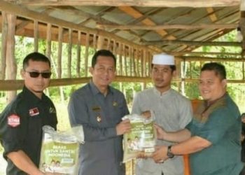 Wabub BBS dan ACT Bagikan Bantuan Beras ke Ponpes Muttaqin