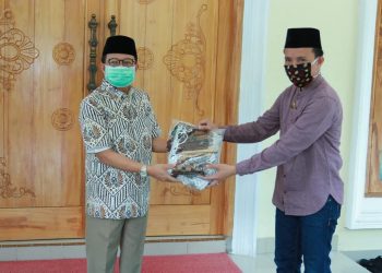 Gubernur Fachrori Serahkan 1.000 Masker Kepada Pedagang Pasar Angso Duo
