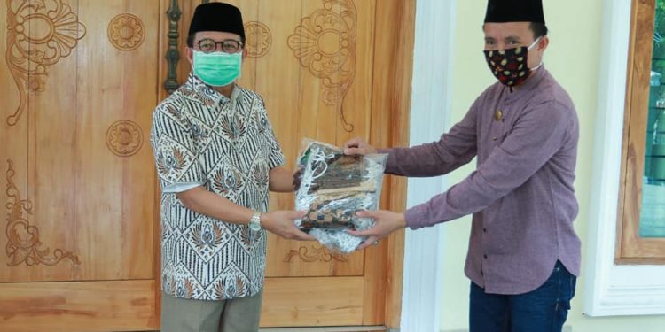 Gubernur Fachrori Serahkan 1.000 Masker Kepada Pedagang Pasar Angso Duo