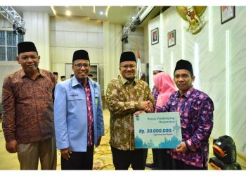Apresiasi Pejuang Al-Quran, Wawako Maulana Serahkan Bonus MTQ dan FASI Kota Jambi