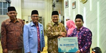 Apresiasi Pejuang Al-Quran, Wawako Maulana Serahkan Bonus MTQ dan FASI Kota Jambi