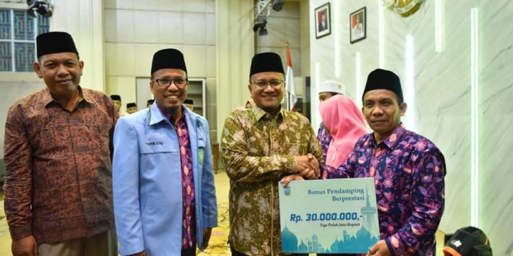 Apresiasi Pejuang Al-Quran, Wawako Maulana Serahkan Bonus MTQ dan FASI Kota Jambi