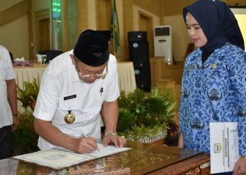 Bupati Serahkan SK Dan Pimpin Sumpah Janji PNS