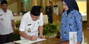 Bupati Serahkan SK Dan Pimpin Sumpah Janji PNS