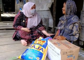Bupati Muaro Jambi Serahkan Bantuan Bagi Warga Terkena Dampak Covid-19