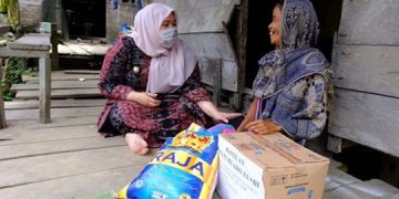 Bupati Muaro Jambi Serahkan Bantuan Bagi Warga Terkena Dampak Covid-19