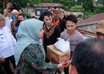 Bupati Muaro Jambi Tinjau Korban Angin Puting Beliung