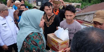 Bupati Muaro Jambi Tinjau Korban Angin Puting Beliung