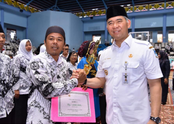 Walikota Fasha Lantik Pengurus PGRI Kota Jambi