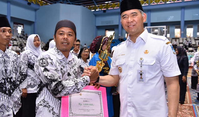Walikota Fasha Lantik Pengurus PGRI Kota Jambi
