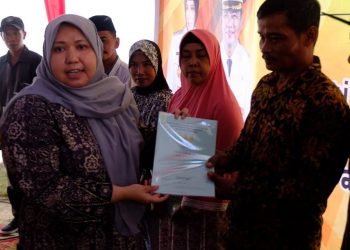 Masnah Serahkan Sertipikat Tanah Program Redistribusi