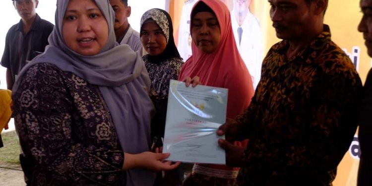 Masnah Serahkan Sertipikat Tanah Program Redistribusi