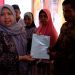 Masnah Serahkan Sertipikat Tanah Program Redistribusi