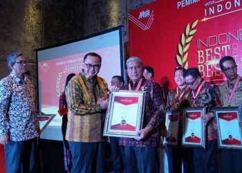 Bupati H Cek Endra Raih Penghargaan Pemimpim Pembawa Perubahan