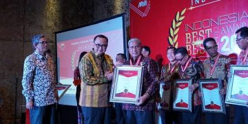 Bupati H Cek Endra Raih Penghargaan Pemimpim Pembawa Perubahan