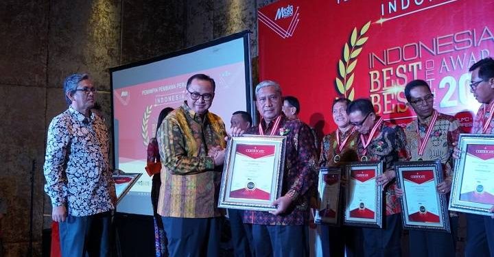 Bupati H Cek Endra Raih Penghargaan Pemimpim Pembawa Perubahan