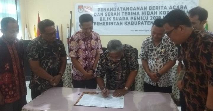 Sekda Sarolangun Hadiri Serah Terima Penyerahan Hibah Kotak Dan Bilik Suara Pemilu 2019