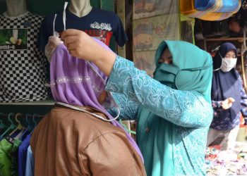 TP-PKK Kabupaten dan TP-PKK Kecamatan Sekabupaten Batanghari Bagikan Ribuan Masker secara serentak
