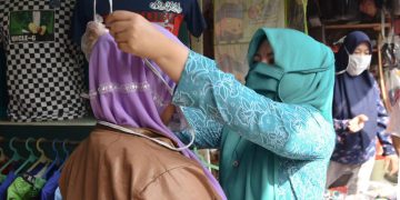 TP-PKK Kabupaten dan TP-PKK Kecamatan Sekabupaten Batanghari Bagikan Ribuan Masker secara serentak
