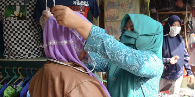 TP-PKK Kabupaten dan TP-PKK Kecamatan Sekabupaten Batanghari Bagikan Ribuan Masker secara serentak