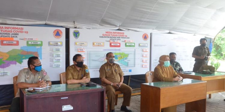 Tim Gugus Tugas Covid-19 Kabupaten Batanghari gelar Konferensi Pers p-terkait Pasien yang positif Ravid Test