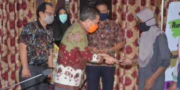 Bupati Syahirsah serahkan Bantuan Batang Hari Tunai (BBT) sebesar Rp.600ribu/KK