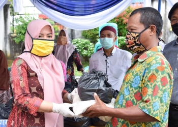 TP-PKK Batanghari Berikan Bantuan Sembako kepada masyarakat Terdampak Wabah Covid-19