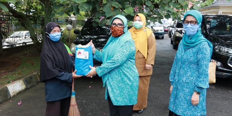 Ditengah Pandemi Covid-19 PKK Berbagi, Rahima: Ini Wujud Kepedulian TP PKK Kepada Masyarakat