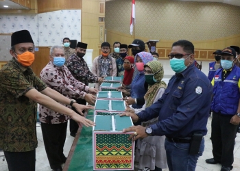 Bupati Syafrial Serahkan Batuan Sembako Bagi Warga Terdampak Covid-19