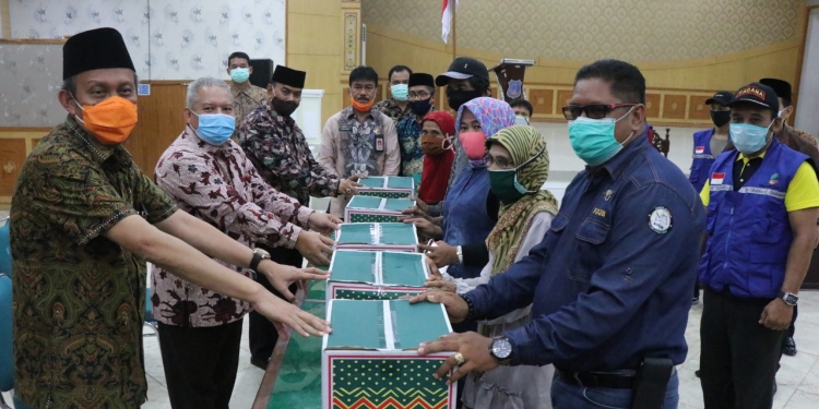 Bupati Syafrial Serahkan Batuan Sembako Bagi Warga Terdampak Covid-19