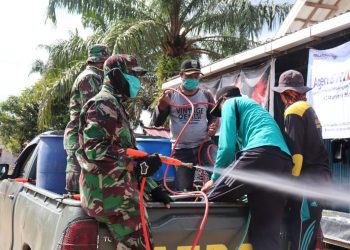 Anggota DPRD Muarojambi Lakukan Penyemprotan Disinfektan di Kumpeh Ulu