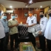 Sekda Tanjab Barat Terima Bantuan 9000 pcs Masker dari PT. Petro China International Jabung Ltd