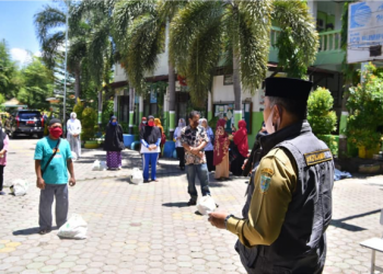 Walikota Fasha Salurkan Ribuan Paket Sembako dari PGRI untuk Penjaga dan Pedagang Kantin Sekolah