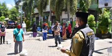 Walikota Fasha Salurkan Ribuan Paket Sembako dari PGRI untuk Penjaga dan Pedagang Kantin Sekolah