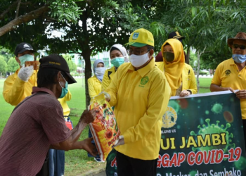Wawako Maulana Bagikan Sembako Dan Masker Kepada Warga Kurang Mampu