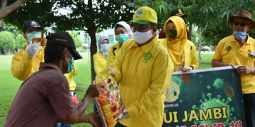 Wawako Maulana Bagikan Sembako Dan Masker Kepada Warga Kurang Mampu
