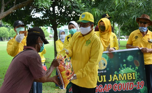Wawako Maulana Bagikan Sembako Dan Masker Kepada Warga Kurang Mampu