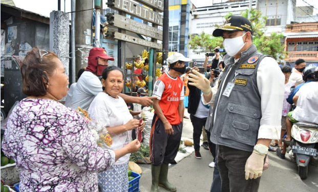 Walikota Fasha Bersama Wawako Melaksanakan Aksi Simpatik Pembagian Masker Bagi Masyarakat Kota Jambi