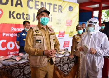 Walikota Fasha Serahkan Bantuan APD Untuk Tenaga Medis