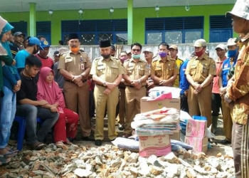 Bupati Kerinci Berikan Bantuan Kepada Korban Kebakaran di Pondok Beringin