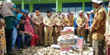 Bupati Kerinci Berikan Bantuan Kepada Korban Kebakaran di Pondok Beringin