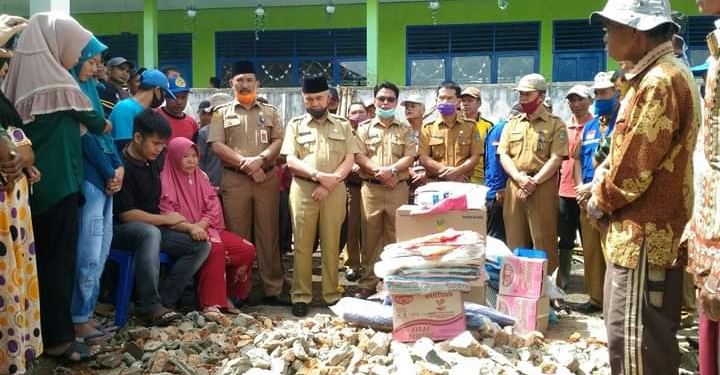 Bupati Kerinci Berikan Bantuan Kepada Korban Kebakaran di Pondok Beringin