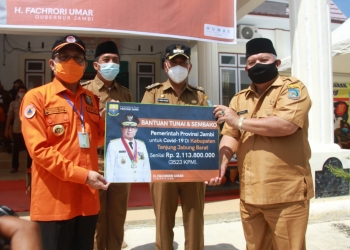 Bupati Safrial Dampingi Gubernur Fachrori Serahkan Bantuan JPS ke Masyarakat Tanjab Barat