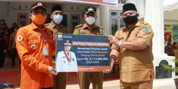 Bupati Safrial Dampingi Gubernur Fachrori Serahkan Bantuan JPS ke Masyarakat Tanjab Barat