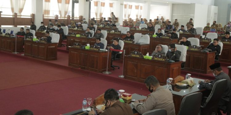 DPRD Merangin Gelar Rapat Paripurna Mendengarkan Penyampaian Bupati Tentang Pengajuan  Enam Raperda