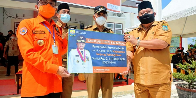Rp2,1 M JPS Covid-19 Untuk 3.523 KK Warga Tanjabbar disalurkan Gubernur Jambi