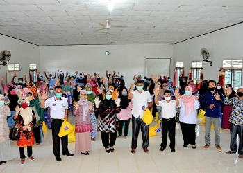 Kembali Salurkan Bantuan, Hj.Rahima Harapkan Masyarakat Disiplin Jalankan Protokol Kesehatan