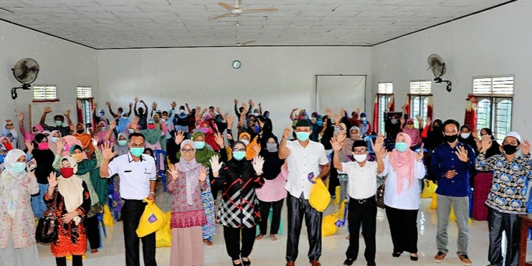 Kembali Salurkan Bantuan, Hj.Rahima Harapkan Masyarakat Disiplin Jalankan Protokol Kesehatan
